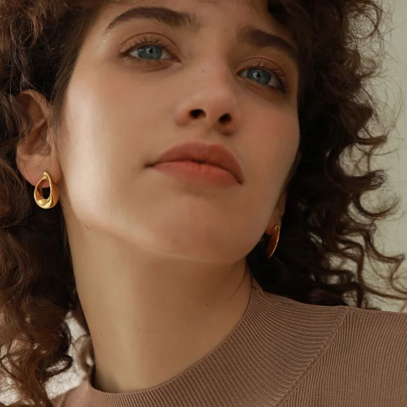 Charming Little Earrings - Picture 6 of 7